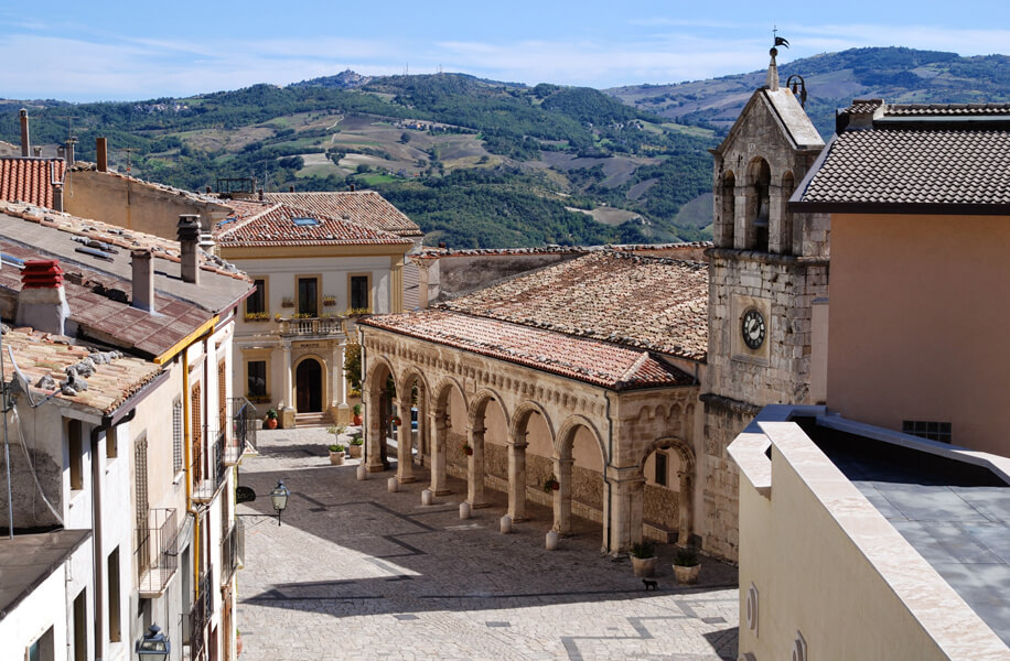 Identificazione collettiva. Architettura abruzzese. Lama dei Peligni.