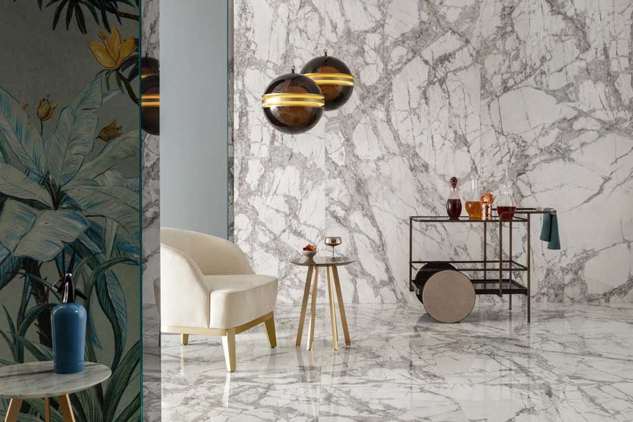 Delight reinterpreta il marmo. Completano la collezione decori geometrici, arricchiti di elementi metallici o di trattamenti di superficie